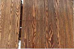 Here you see the same butterfly leaf in the upright position. The Amish builders have perfected a way to store the leaves without having to take them out of the table.
