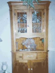 Red Oak Corner Hutch with Leaded Glass