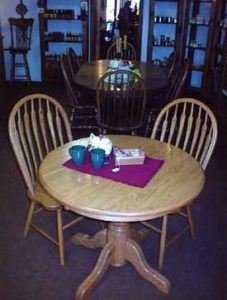 Colonial Single Pedestal Round Dining Room Table